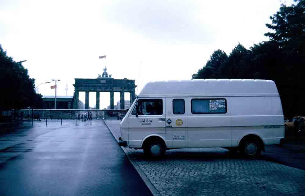01 - Alemania - Berlin - Puerta de Bramderburgo y furgon